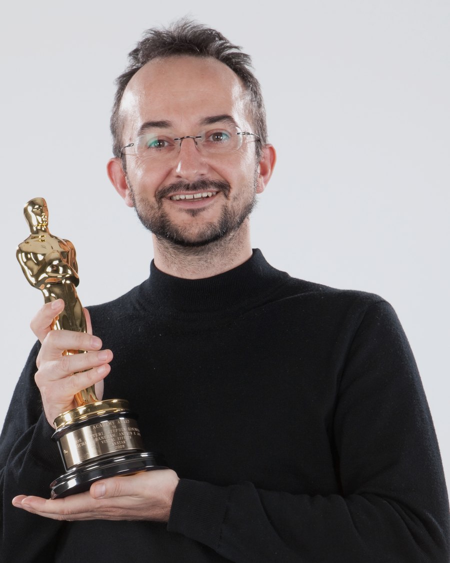 Benjamin Brenneur tenant la statuette de l'Oscar des meilleurs effets visuels remise à Avatar